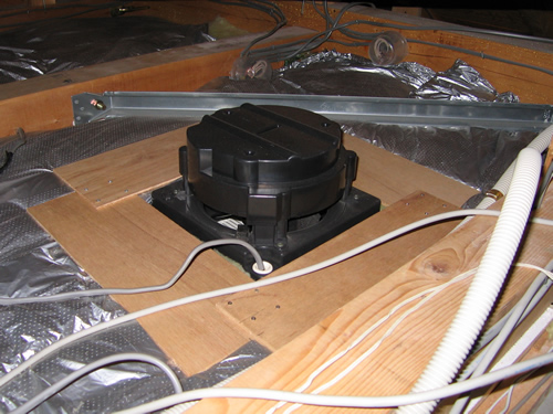 屋根裏排気型の換気扇 三菱電機製「換気排熱ファン(V-20MEX3 