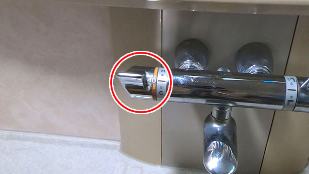 浴室の混合水栓、温度調整ハンドル