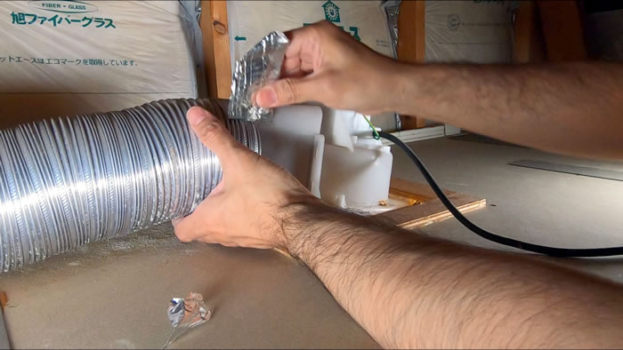 換気扇を外す(ダクトのアルミテープを剥がす)