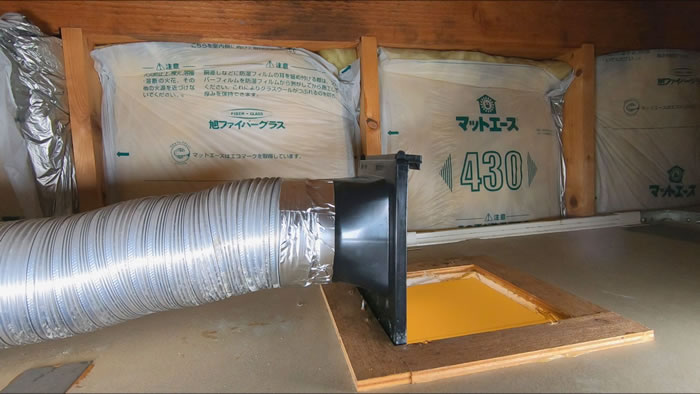 「ダクト接続口」を穴枠に固定する②