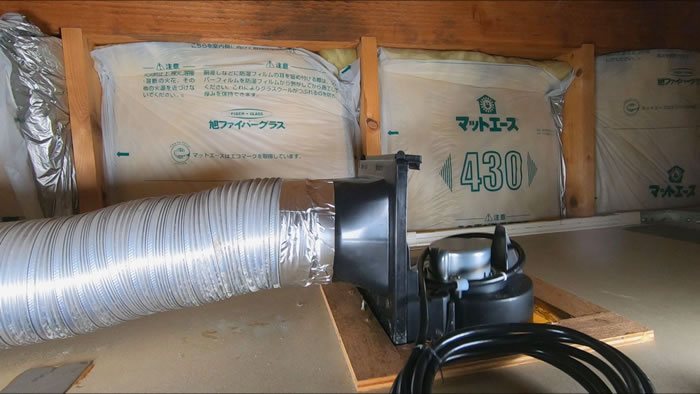 換気扇を浴室側から差し込む①