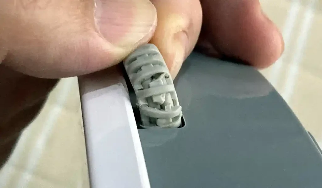 扇風機コードの付け根「コードプロテクター」部分が破損し断線