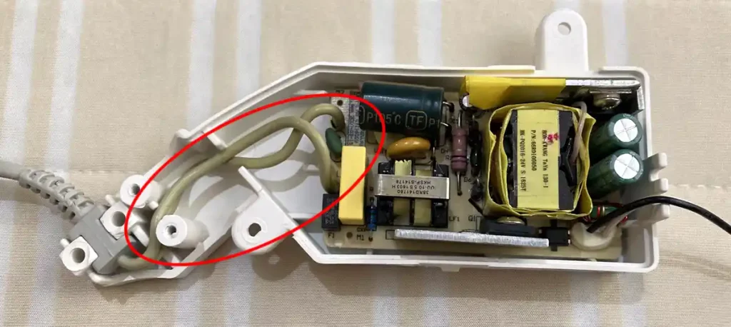 日立HEF-DC5000の電源パーツの内部、電線の切断箇所を検討