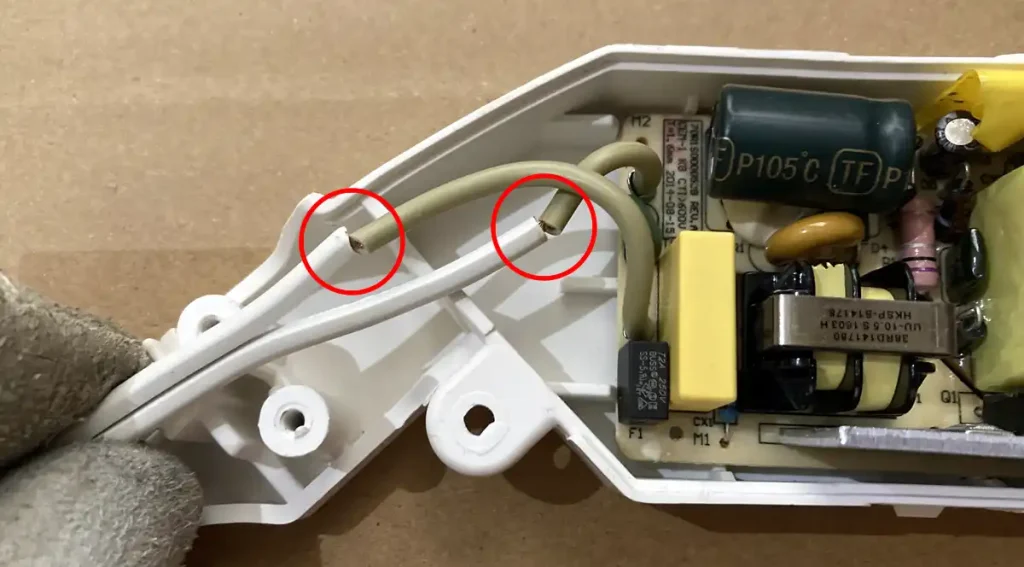 日立HEF-DC5000の電源パーツの内部、切断した電線の位置に合わせて新しい線を切断