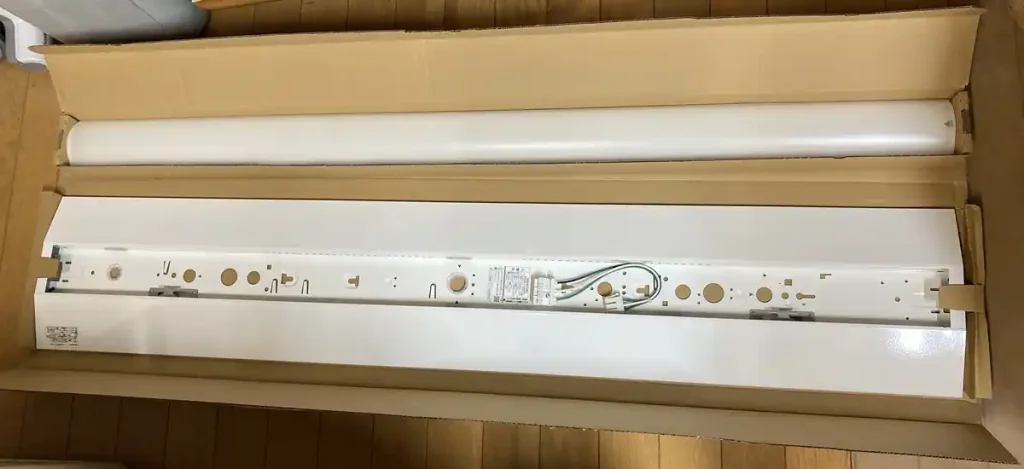 パナソニック製 LEDベースライト(XLX440DEWURZ9)開梱