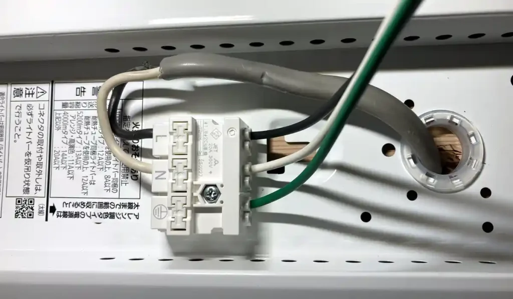 パナソニック製 LEDベースライト(XLX440DEWURZ9)器具本体(NNLK42523J)の端子台にVVFケーブル接続