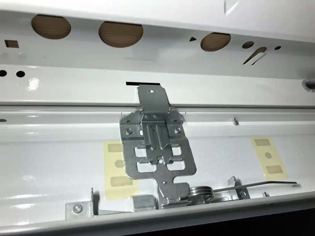 パナソニック製 LEDベースライト(XLX440DEWURZ9) LEDライトバー(NNL4400EWPRZ9)の取付①