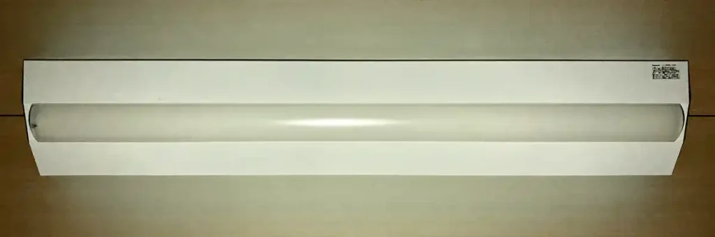 パナソニック製 LEDベースライト(XLX440DEWURZ9)の取付完了