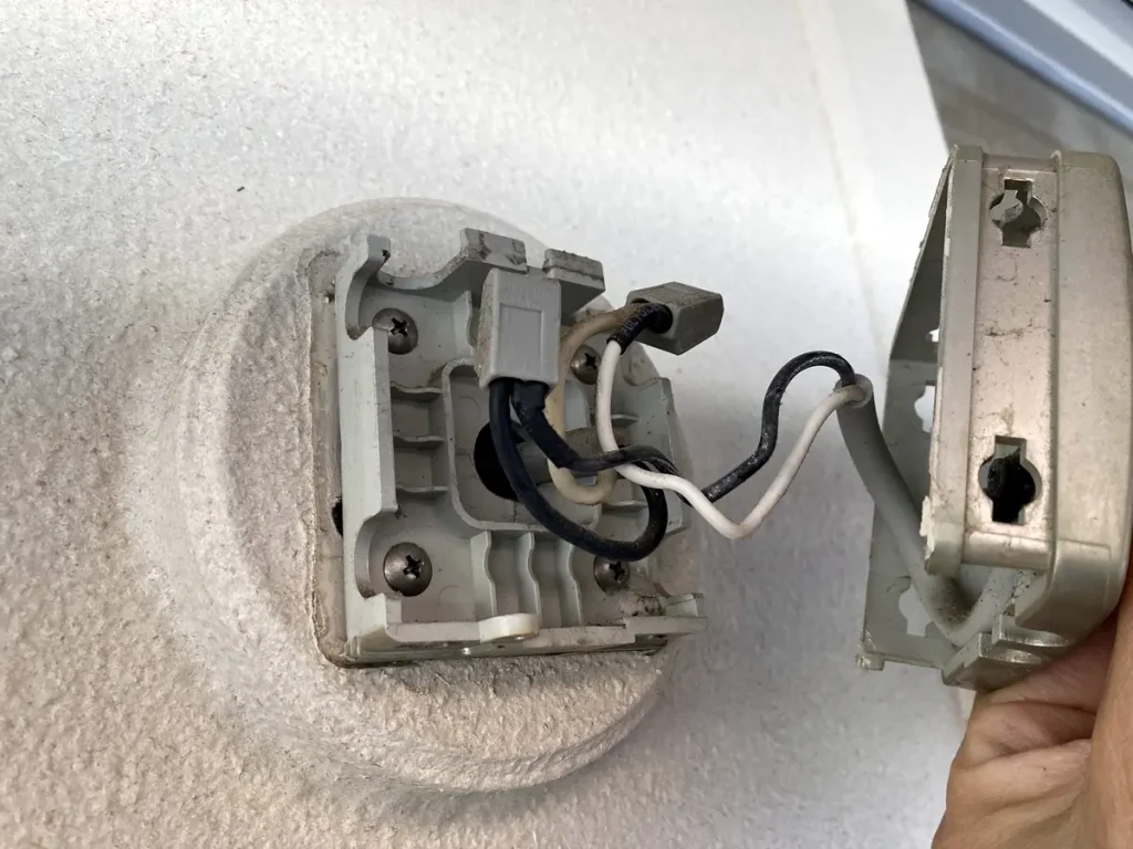 既設の古い電球タイプのセンサーライトを外したところ